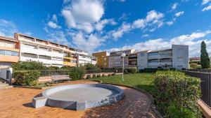 un cortile di un condominio con piscina di Evasion marine, appartement idéalement situé a Cap d'Agde