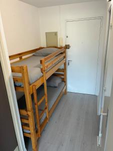 Camera con 2 letti a castello e una porta di Evasion marine, appartement idéalement situé a Cap d'Agde Altre 38 foto