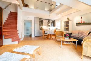 una sala de estar con un sofá y una mesa en Wohnung OG rechts Achtern Diek ID 083, en Sankt Peter-Ording