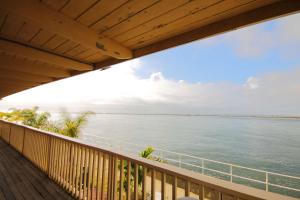 大洋城的住宿－海洋汽車旅館，阳台享有海景。