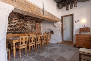 une salle à manger avec une table et des chaises en bois dans l'établissement Wohnung 4 Anna Owena ID 386, à Oldenswort