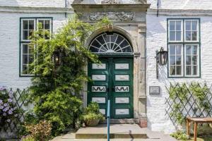 une porte verte d'une maison avec des fenêtres dans l'établissement Wohnung 4 Anna Owena ID 386, à Oldenswort