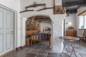 Cette chambre dispose d'un four en briques et d'une table en bois. dans l'établissement Wohnung 4 Anna Owena ID 386, à Oldenswort