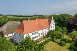 d'une grande maison blanche avec un toit orange. dans l'établissement Wohnung 4 Anna Owena ID 386, à Oldenswort