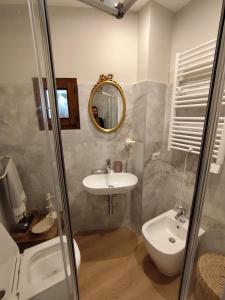 un bagno con lavandino e specchio di Suite Villa Livia a Roma Altre 6 foto