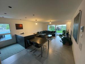 Posezení v ubytování Gambarogno Locarno - Modern and Comfortable