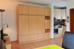 OlsdorfにあるWohnung 2 ID 153の木製キャビネットとコンロ付きの広いキッチン