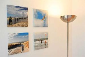 OlsdorfにあるWohnung 2 ID 153の壁に掛けられた一群の絵