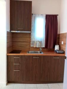 O bucătărie sau chicinetă la Noufara Apartments