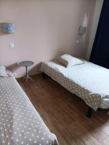 Ένα ή περισσότερα κρεβάτια σε δωμάτιο στο Gîte Gard 4-5 personnes Piscine et rivière