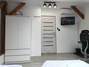 Televízia a/alebo spoločenská miestnosť v ubytovaní Sleep In Center