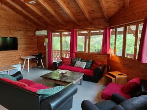 Μια τηλεόραση ή/και κέντρο ψυχαγωγίας στο Chalet spacieux 15 places
