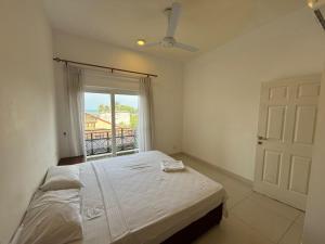 Postel nebo postele na pokoji v ubytování Sea View Luxury 2 Bedroom Apartment in Mount Lavinia + 22 fotografií