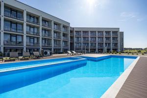 Bazén v ubytování Apartments Mano Šventovė, By Cohost nebo v jeho okolí