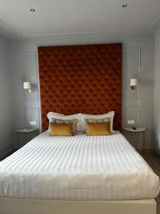 A bed or beds in a room at Nouvelle Maison Rome Luxury Palace