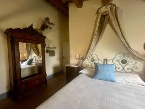 Postel nebo postele na pokoji v ubytování CasaLeMonache appartamenti in casale in Umbria