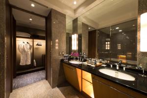 a bathroom with two sinks and a large mirror at Cerulean Tower Tokyu Hotel, A Pan Pacific Partner Hotel in Tokyo