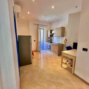 Una cocina con un refrigerador y una mesa dentro. en 361 Apartment, en Torvaianica