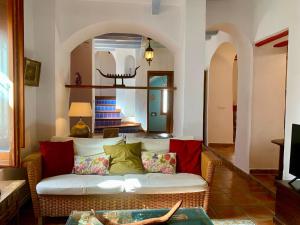 ein Wohnzimmer mit Sofa und Tisch in der Unterkunft Casa Regina Casco Antiguo Altea by DelucaCo in Altea