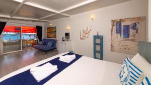 Postel nebo postele na pokoji v ubytování Derin Mavi Suit Butik Otel