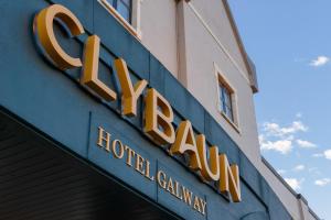 un cartello per un hotel e un casinò sul lato di un edificio di Clybaun Hotel a Galway