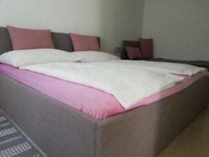 Łóżko lub łóżka w pokoju w obiekcie Appartmenthaus Josefikeller