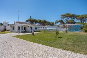 a yard with a house and a wall with a mural at Chalet Novo Sancti Petri Surf in Chiclana de la Frontera