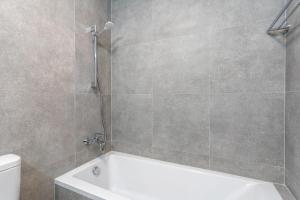 Un baño con bañera y WC. en Elegant villa with pool view, en Klorakas