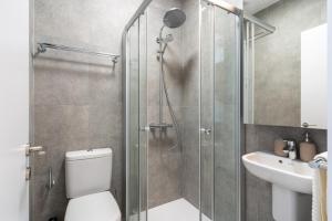 Un baño de Elegant villa with pool view