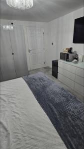 Postel nebo postele na pokoji v ubytování En-suite Room With Superking Bed