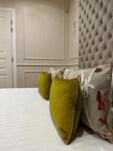 A bed or beds in a room at Nouvelle Maison Rome Luxury Palace