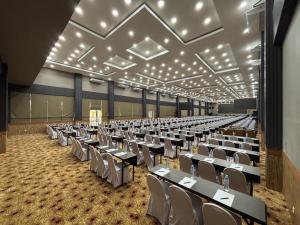 ソロンにあるVega Prime Hotel & Conventionのテーブルと椅子が並んだ広い部屋