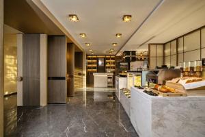 Una cocina o zona de cocina en 上海虹桥荷逸唐酒店北新泾地铁站Shanghai Hongqiao Heyitang Hotel Beixinjing Subway Station Branch