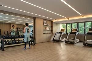 Gimnasio o instalaciones de fitness de 上海虹桥荷逸唐酒店北新泾地铁站Shanghai Hongqiao Heyitang Hotel Beixinjing Subway Station Branch