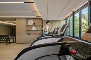Gimnasio o instalaciones de fitness de 上海虹桥荷逸唐酒店北新泾地铁站Shanghai Hongqiao Heyitang Hotel Beixinjing Subway Station Branch