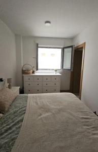 a bedroom with a large bed and a window at Habitación doble con baño in Basauri