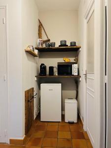 布科·莱斯白老城Chambre d'Hôtes du Lac的配有微波炉和冰箱的小厨房