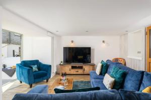 Ruang duduk di Blue Mist House