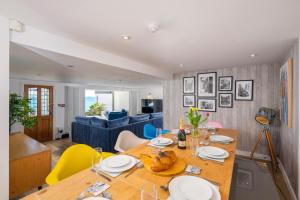 Ruang duduk di Blue Mist House