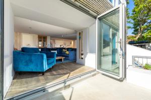 Ruang duduk di Blue Mist House