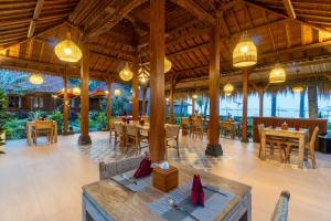 Restaurace v ubytování Dani Beach Villa - Beachfront Villas in Penuktukan