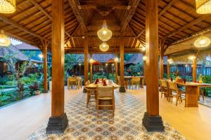 Restaurace v ubytování Dani Beach Villa - Beachfront Villas in Penuktukan
