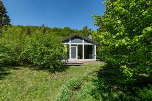 a small house in the middle of a field at 2 bis 4 Personen F2H1 in Ruhla