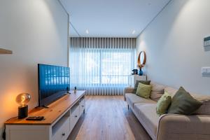 TV a/nebo společenská místnost v ubytování Antas Park Concept Lifestyle With Pool