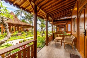 Zahrada ubytování Dani Beach Villa - Beachfront Villas in Penuktukan