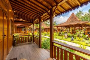 Zahrada ubytování Dani Beach Villa - Beachfront Villas in Penuktukan
