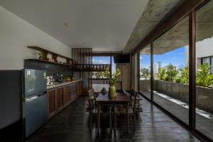 cocina con mesa de comedor y ventana grande en Thè HEM Hotel and Apartment, en Da Nang 49 fotos más