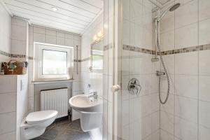 EimelrodにあるFerienwohnungen Wilke Mühleのシャワー、トイレ、洗面台を備えたバスルーム +38枚の写真