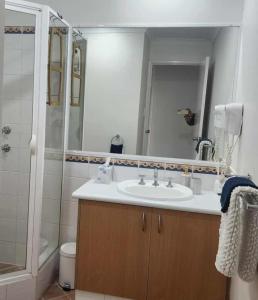 Baðherbergi á Apollo Quays Resort Studio apartment with Kitchenette and shared jetty