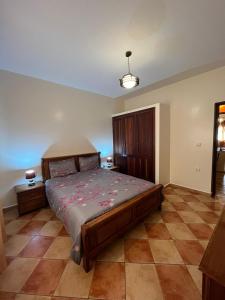 ein Schlafzimmer mit einem großen Bett in einem Zimmer in der Unterkunft un vrai repos in Essaouira